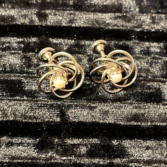 Vintage Goldtone Genuine Pearl Love Knot Flower Screw Back Earrings - Picture 1 of 5